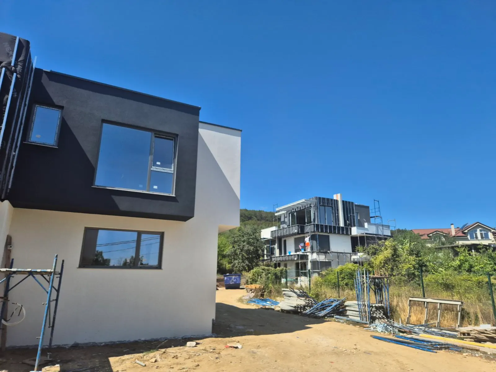 Фасади в процес на изграждане в Calista Village